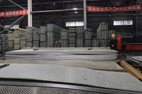 Grade d'acier au carbone ± 1% Tolérance Plaque à motifs galvanisée laminée à chaud pour la construction