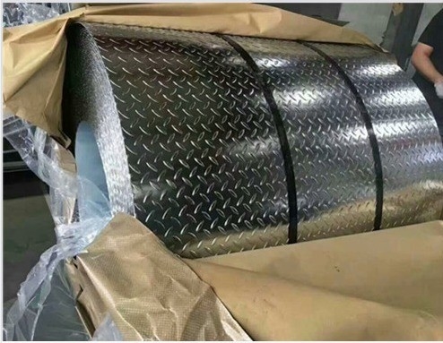 1250 mm largeur personnalisable revêtue laminée à chaud galvanisée plaque de modèle pour la construction