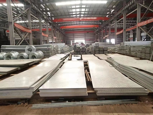 1250 mm largeur personnalisable revêtue laminée à chaud galvanisée plaque de modèle pour la construction