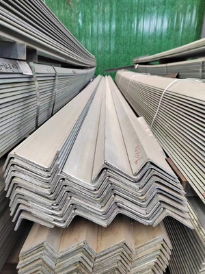 Acier métallique laminé à chaud/MS Angles L Profil d'acier à angles égaux ou inégaux Tolérance minimale de ±1%