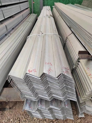 Barres en acier au carbone doux laminées à chaud à angles inégaux égaux pour une structure de bâtiment durable