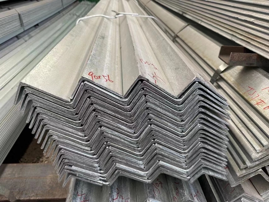 Barres en acier au carbone doux laminées à chaud à angles inégaux égaux pour une structure de bâtiment durable