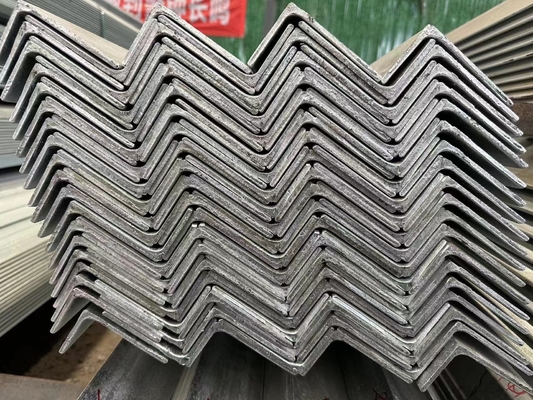 Barres en acier au carbone doux laminées à chaud à angles inégaux égaux pour une structure de bâtiment durable