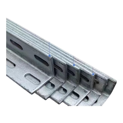 Lintel en acier galvanisé perforé à angle égal laminé à chaud avec trous de perforation/barre en fer à fente