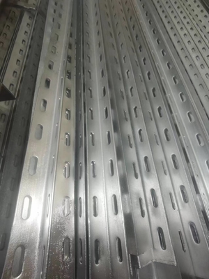 Lintel en acier galvanisé perforé à angle égal laminé à chaud avec trous de perforation/barre en fer à fente