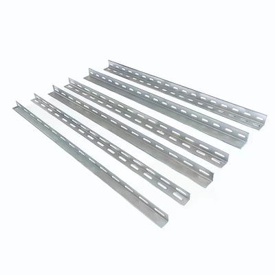 Barre d'acier à angle L galvanisée trempée à chaud avec perforation de service de traitement de trous