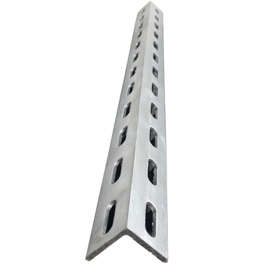 Barre d'acier à angle L galvanisée trempée à chaud avec perforation de service de traitement de trous