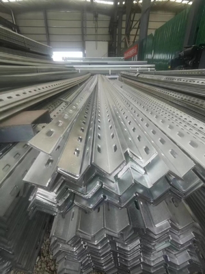 Barre d'acier à angle L galvanisée trempée à chaud avec perforation de service de traitement de trous