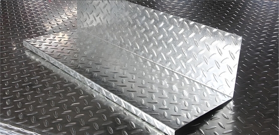 Plaque/plaque en acier à carreaux en carbone doux en relief sur mesure de 6 m de longueur pour les applications de conteneurs et de chaudières