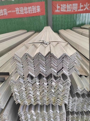 Décoiling acier à faible teneur en carbone acier d'angle pour les structures de bâtiments Facture du poids réel