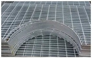 Grille de surface dentelée antidérapée pour une passerelle sûre sur le toit et certification ISO9001
