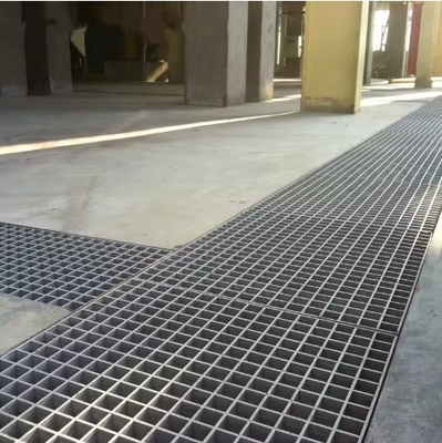 Passerelle de grille en acier argenté avec style de conception industrielle et poids de la plateforme de soudage