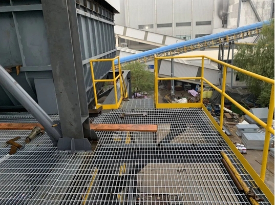 Passerelle de grille en acier argenté avec style de conception industrielle et poids de la plateforme de soudage