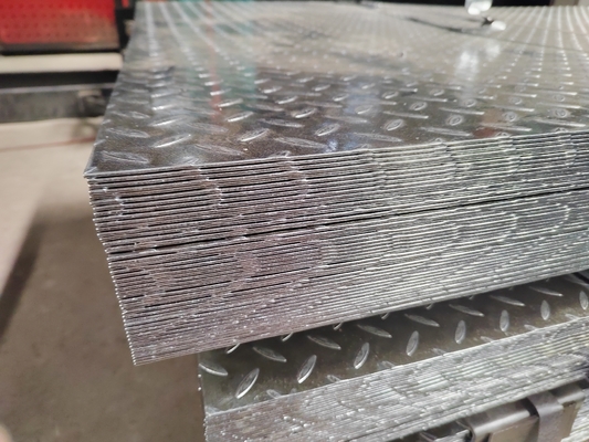 Service de traitement de perforation de plaques d'acier à motif galvanisé 40 g/m2 couche de zinc 1250/1000 mm