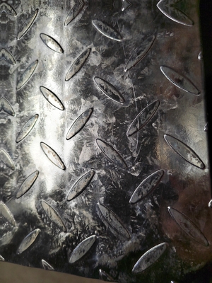 40 g/m2 Plaque d'acier à motif galvanisé à couche de zinc avec une largeur personnalisable de 1000 à 1500 mm